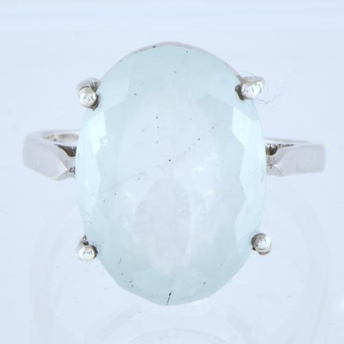 Anillo con aguamarina.