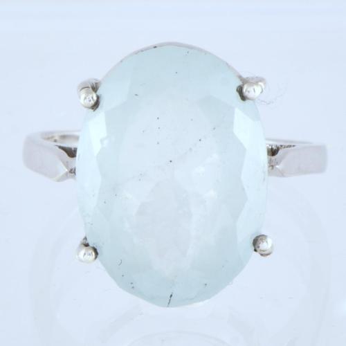 Anillo con aguamarina.