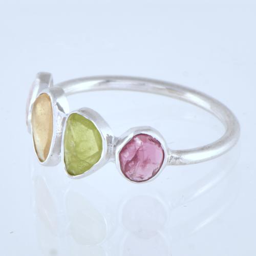 Anillo con turmalinas multicolor. 