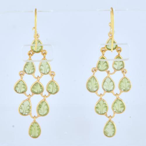 Pendientes racimo con peridotos en forma de hoja.