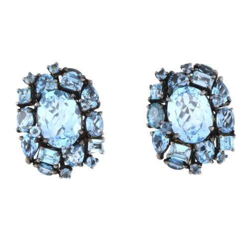 Pendientes rosetón con topacios azules.