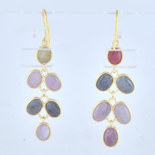 Pendientes largos con zafiros multicolor.