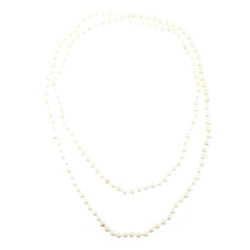 Collar de perlas irregulares.