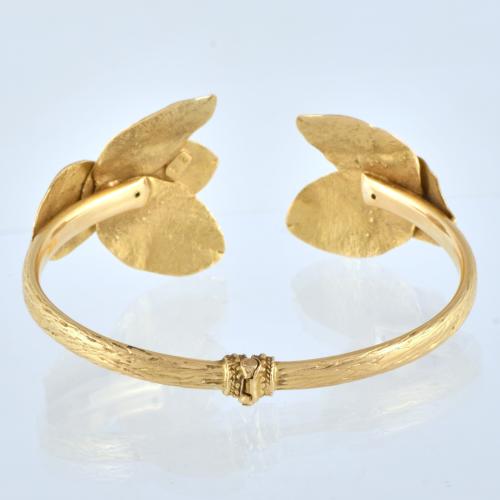 Pulsera semi rígida en forma floral.