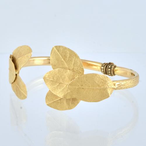 Pulsera semi rígida en forma floral.