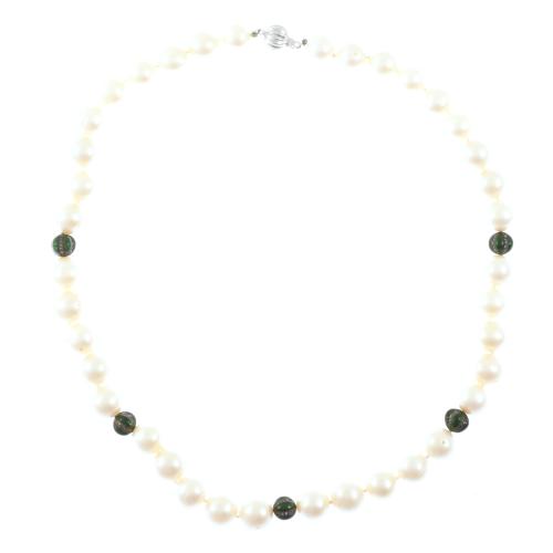 Gargantilla de perlas con cuentas con esmalte y diamantes.