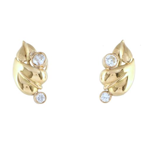 Pendientes en forma de hoja con diamantes.