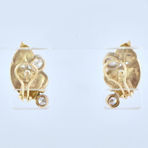 Pendientes en forma de hoja con diamantes.