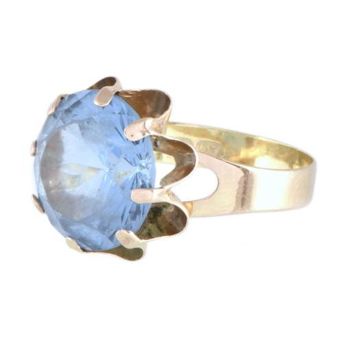 Anillo con cristal azul.