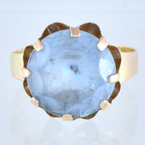 Anillo con cristal azul.