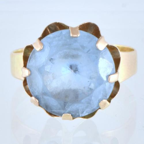 Anillo con cristal azul.