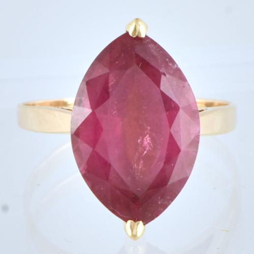 Anillo lanzadera con turmalina rosa.