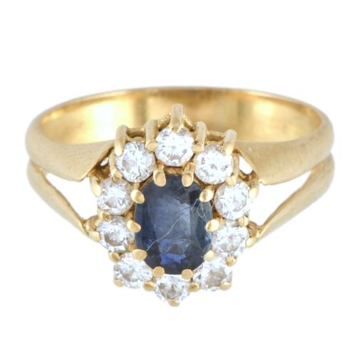 Anillo con zafiro y rosetón de diamantes.