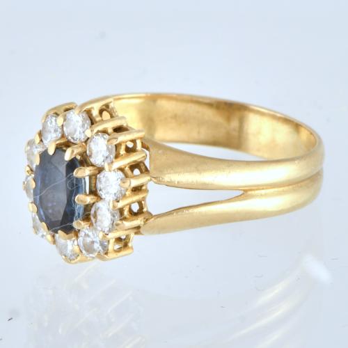 Anillo con zafiro y rosetón de diamantes.