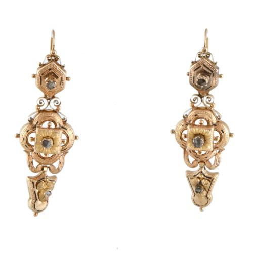 Pendientes estilo isabelino con diamantes.