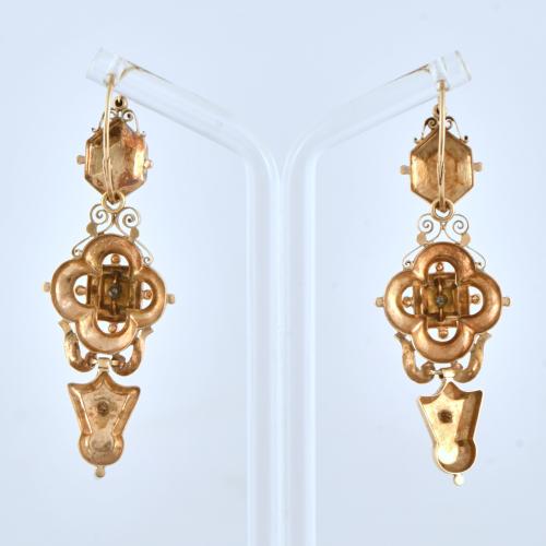 Pendientes estilo isabelino con diamantes.