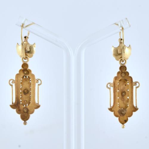 Pendientes estilo alfonsino con diamantes.