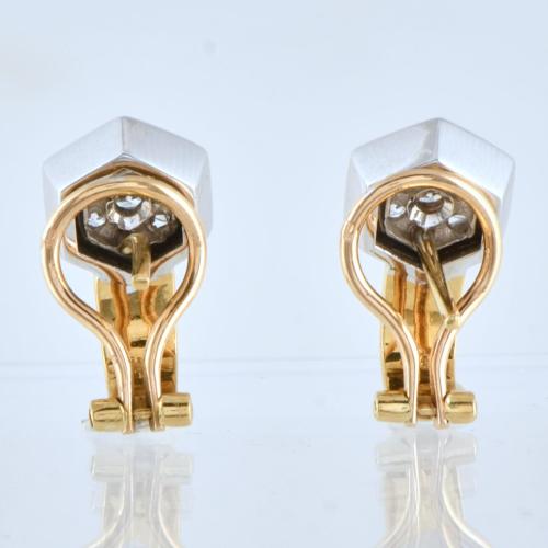 Pendientes en forma hexagonal con diamantes.