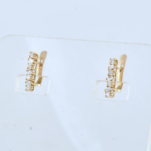 Pendientes largos con diamantes.