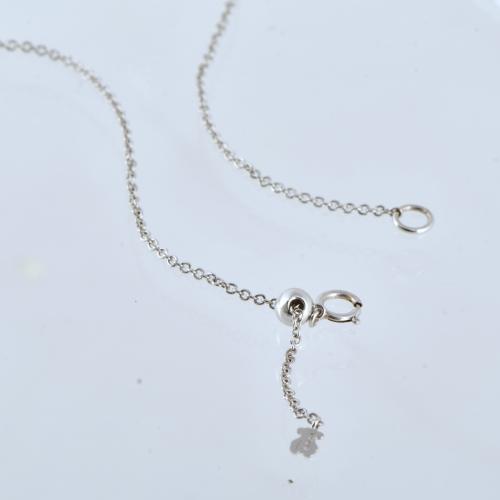 TOUS, collar con colgante de rosetón de diamantes.