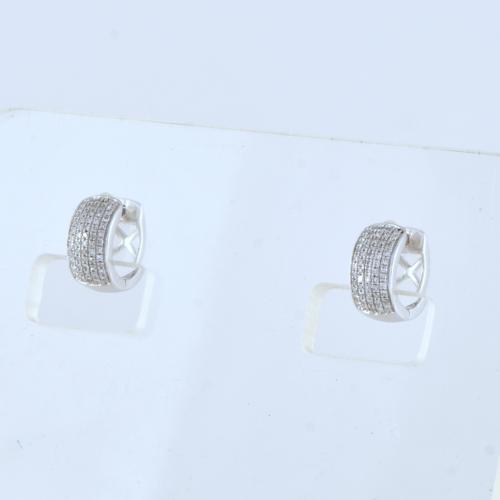 Pendientes aretes con diamantes.