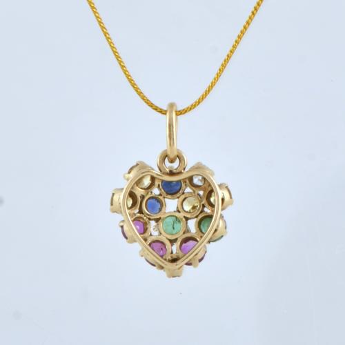 Colgante en forma de corazón con pedrería multicolor.