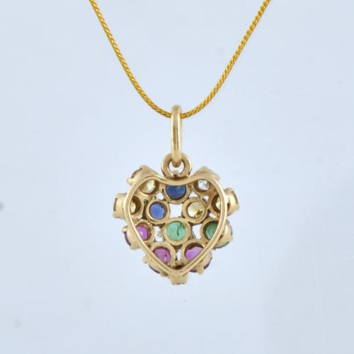 Colgante en forma de corazón con pedrería multicolor.