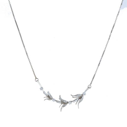 Gargantilla en forma floral con diamantes.