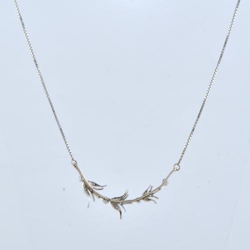 Gargantilla en forma floral con diamantes.