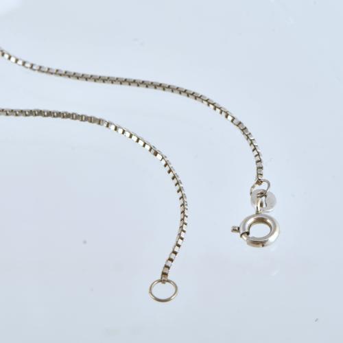 Gargantilla en forma floral con diamantes.