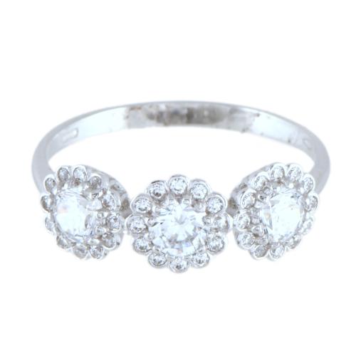 Anillo tresillo de rosetones con circonitas.