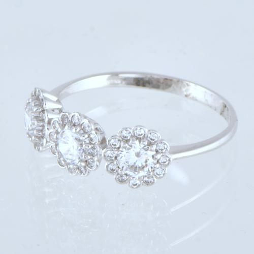 Anillo tresillo de rosetones con circonitas.