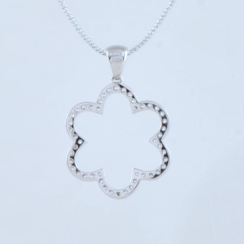 Colgante en forma de flor con circonitas.