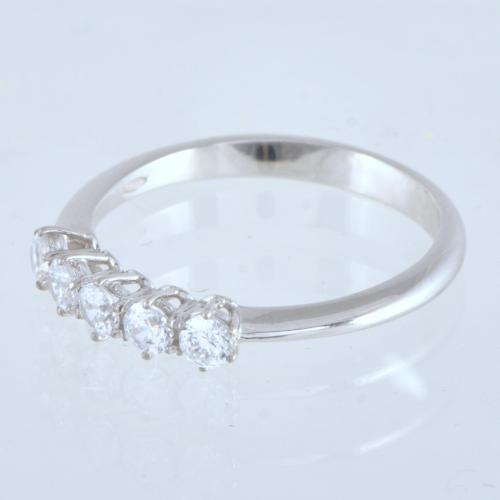 Anillo cinquillo de circonitas.