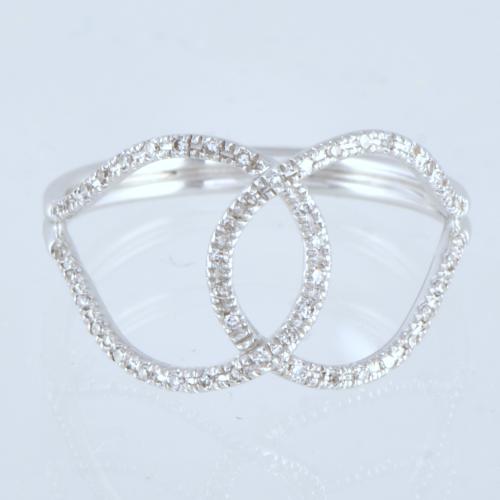 Anillo en forma entrelazada con diamantes.