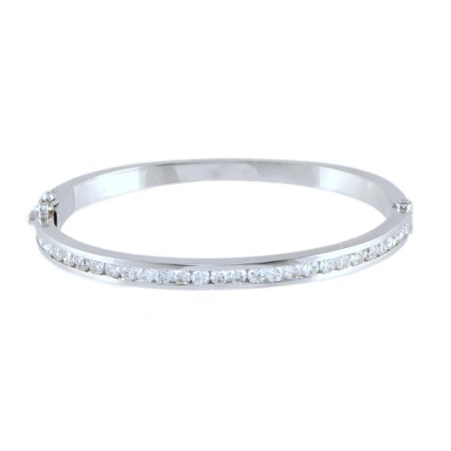 Brazalete semi rígido, con diamantes.