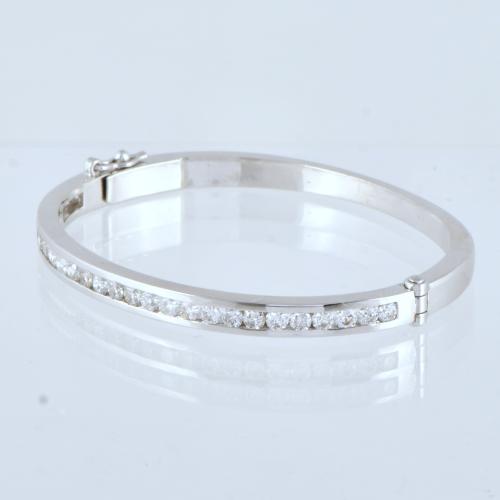 Brazalete semi rígido, con diamantes.