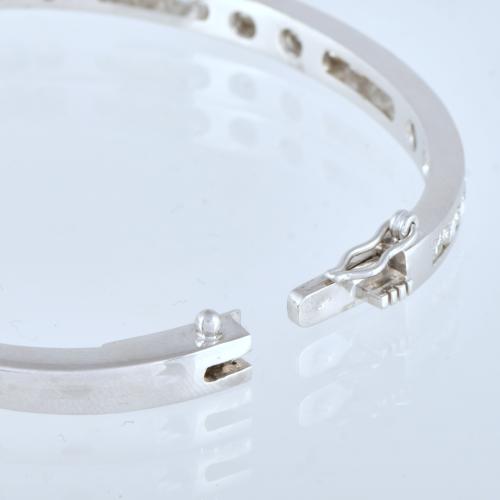 Brazalete semi rígido, con diamantes.