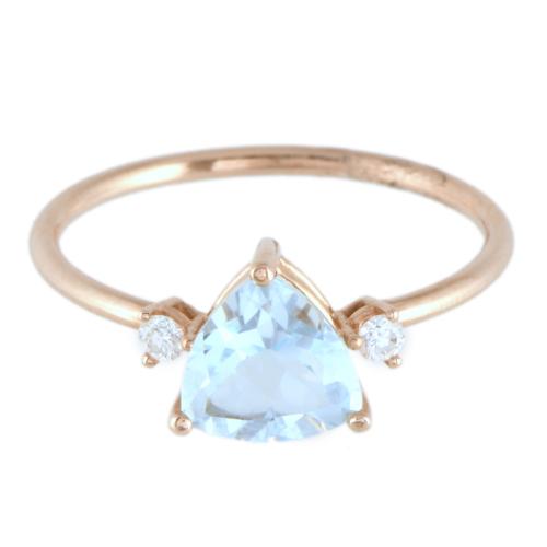 Anillo con topacio azul y diamantes.