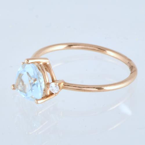 Anillo con topacio azul y diamantes.
