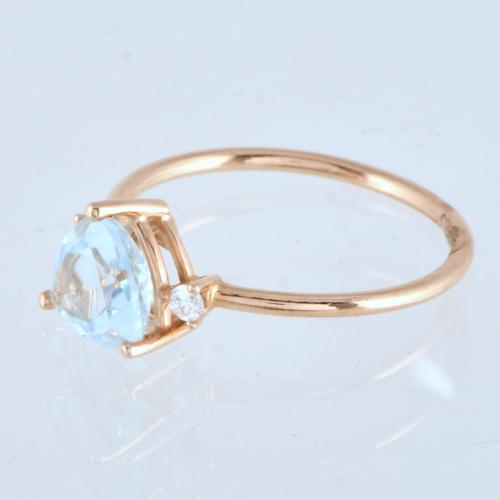 Anillo con topacio azul y diamantes.