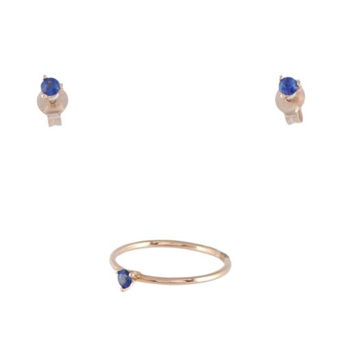 Conjunto de anillo y pendientes con zafiros azules.