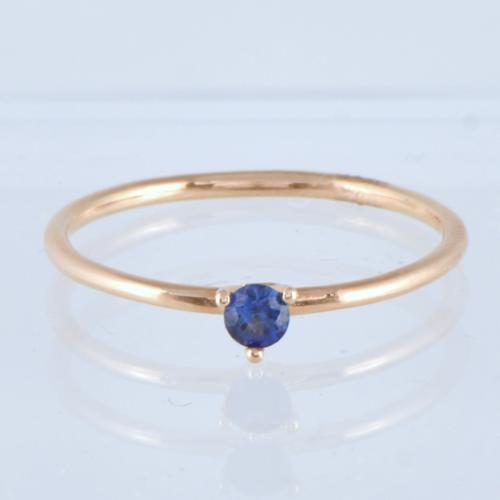 Conjunto de anillo y pendientes con zafiros azules.