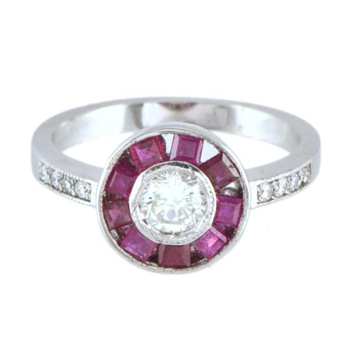 Anillo ojo de perdiz con diamante y rosetón de rubíes. 