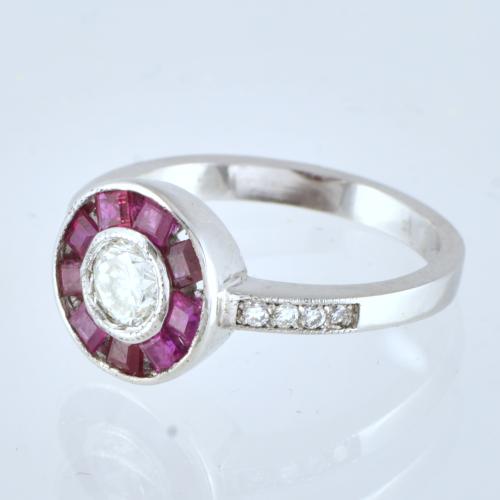 Anillo ojo de perdiz con diamante y rosetón de rubíes. 