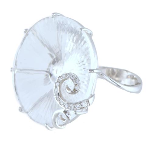 Anillo con cuarzo blanco y diamantes.