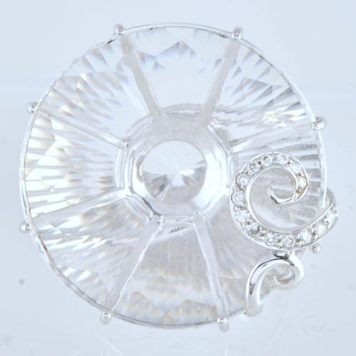 Anillo con cuarzo blanco y diamantes.