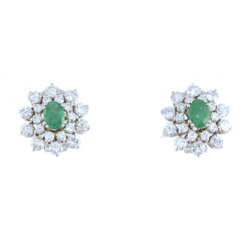 Pendientes con esmeraldas y rosetón de diamantes.