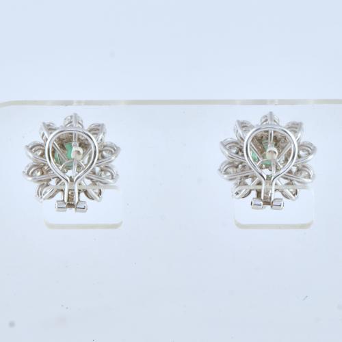 Pendientes con esmeraldas y rosetón de diamantes.