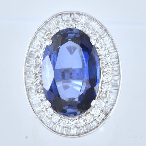 Anillo con gran zafiro y rosetón de diamantes.